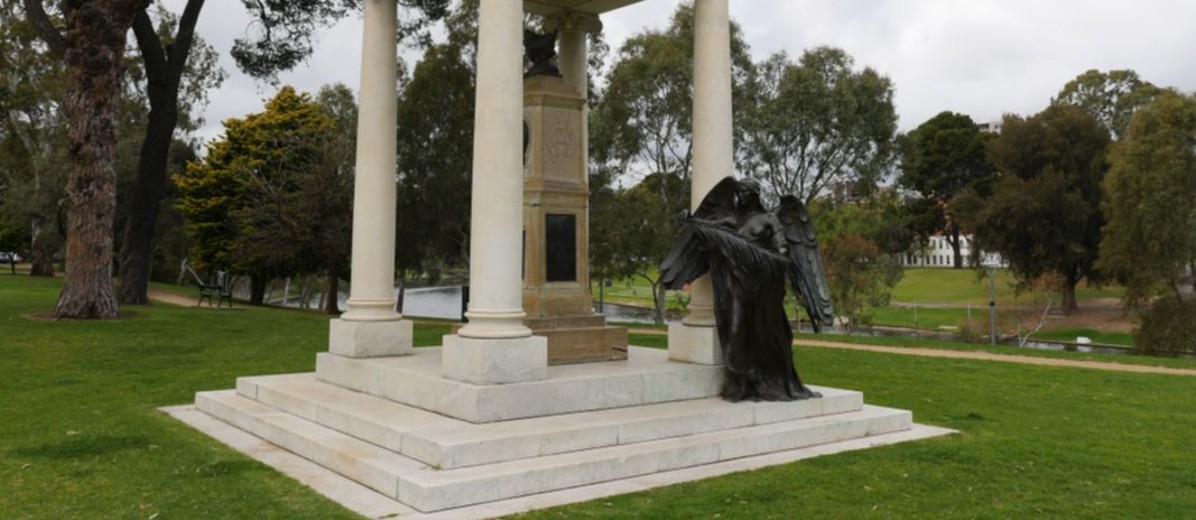 Image: Bronze statue and marble pillars