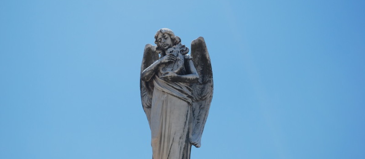 Image: Statue of an angel holding a harp