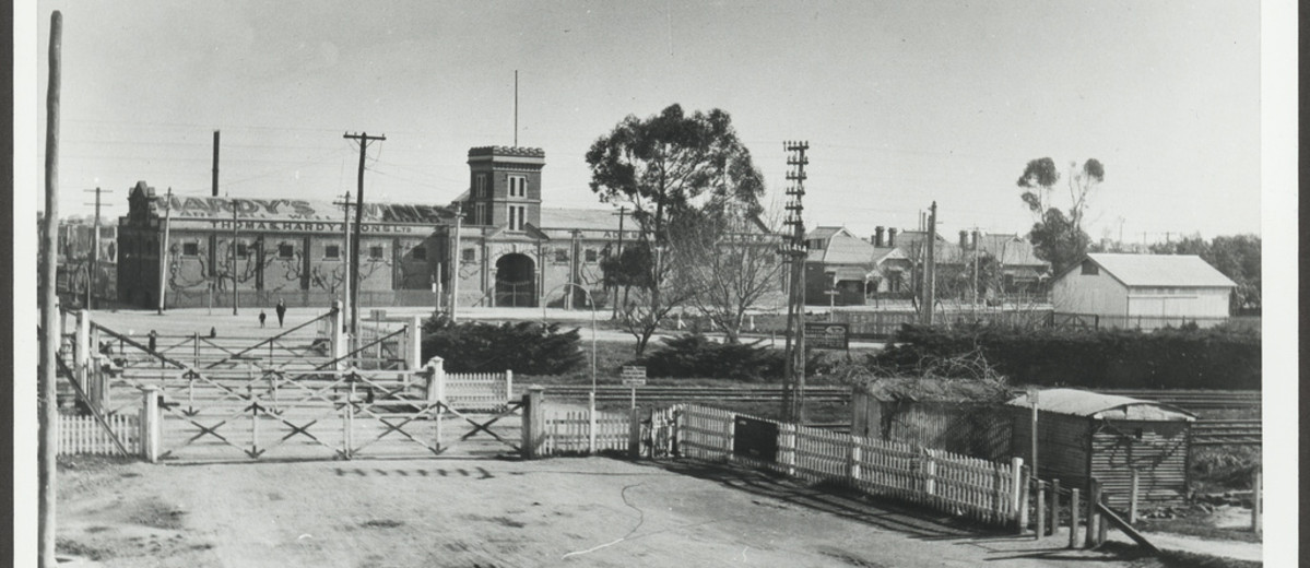 Image: Railway crossing at buildings in the background