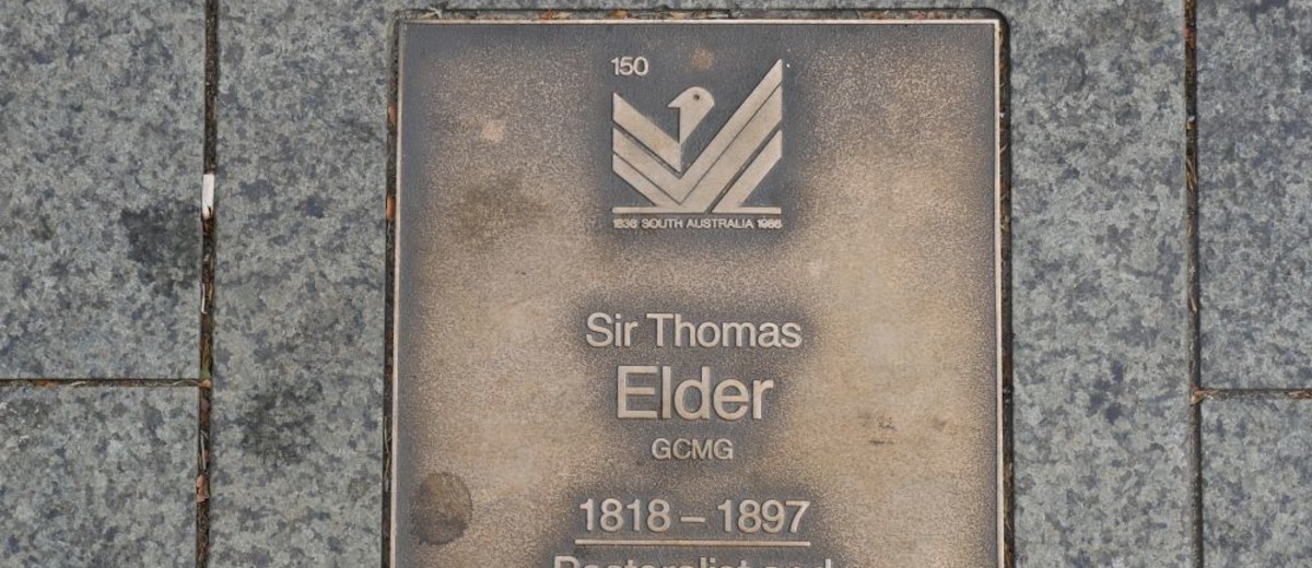 Plaque in wall with writing about Sir Thomas Elder