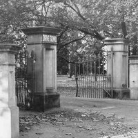 Image: A large entrance gate to Botanic Park