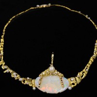 Image: gold chain with opal
