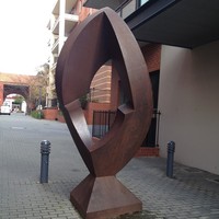 Image: steel quadrangle-shaped sculpture with rounded edges and a geometric hole in the middle