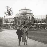 Image: Well-dressed visitors to glass house in botanic garden
