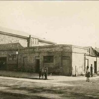 Man and children standing in front of the old Albion Hotel, Morphett Street c.1910