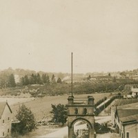 Image:  Black white photo of Yalumba buildings and vineyards in 1925