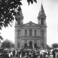 Image: crowd of people in front of church