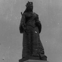 Image: statue of standing queen in royal robes and crown