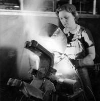 Image: Women welding in factory