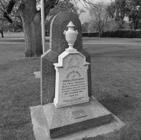 Image: Cream gravestone