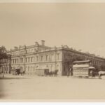 Image: Horse-drawn trams in front of ornate building facade