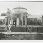 Image: Fancy-dressed public visit glasshouse