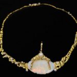Image: gold chain with opal