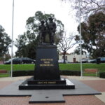 Image: bronze sculpture of two soldiers