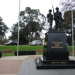 Image: bronze sculpture of two soldiers