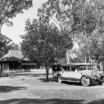 Image: Tourist bus in front of a building