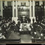 Image: photograph of a parliamentary sitting with many men posing for the camera