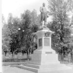 Image: view of a statue of a man