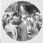 Image: Man addresses crowd at rotunda on Wattle Day