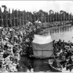 Image: Boats crowded at the side of the lake